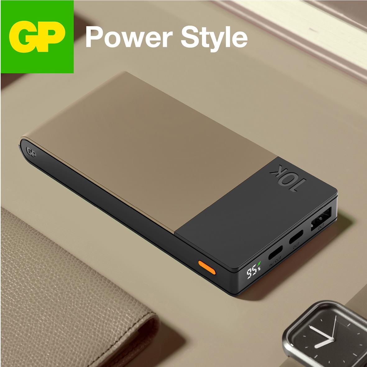 Beige powerbank GP M2+ 10000mAh med svart ändstycke och USB-portar