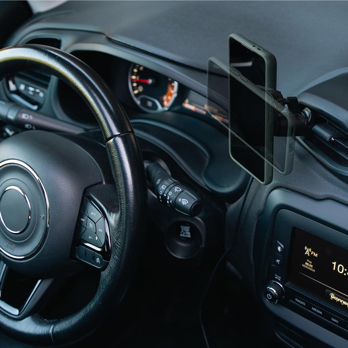 Trådlös Qi2 15W mobil laddare med bilfäste monterad i bilens instrumentbräda