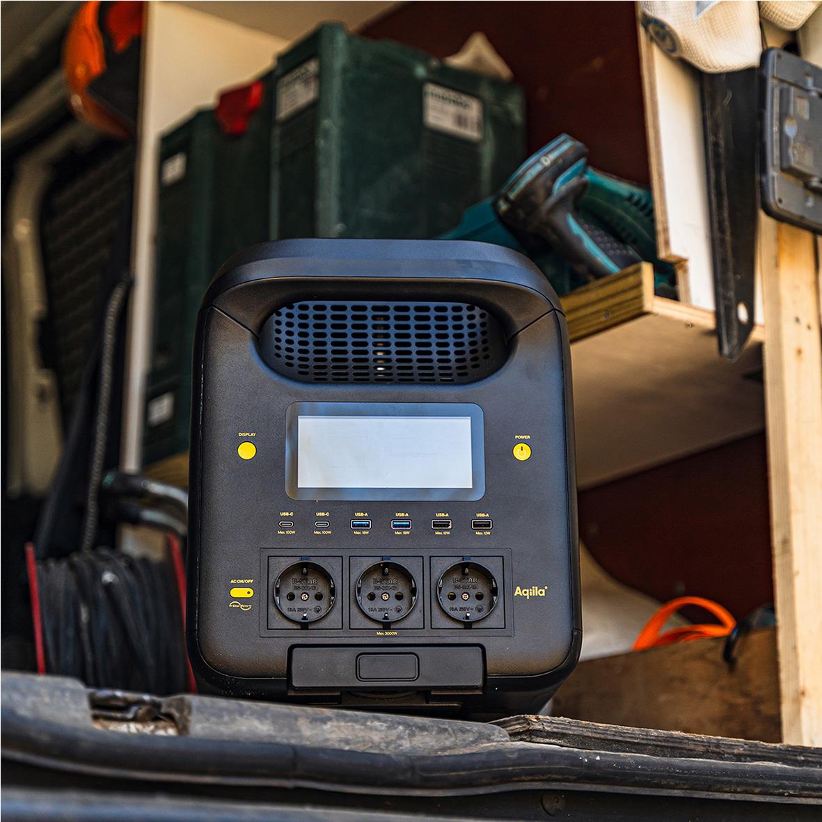 Powerstation Aqiila Powebird S3000V2 3000W på en arbetsbänk med verktyg och förvaringslådor