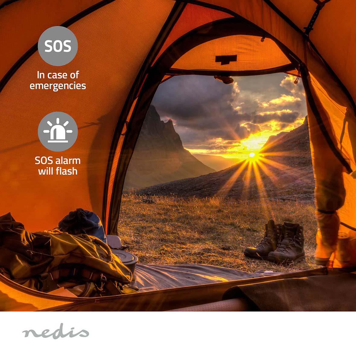 Utsikt från tält med soluppgång, Nedis portabel DAB/FM radio i svart/grön syns i förgrunden