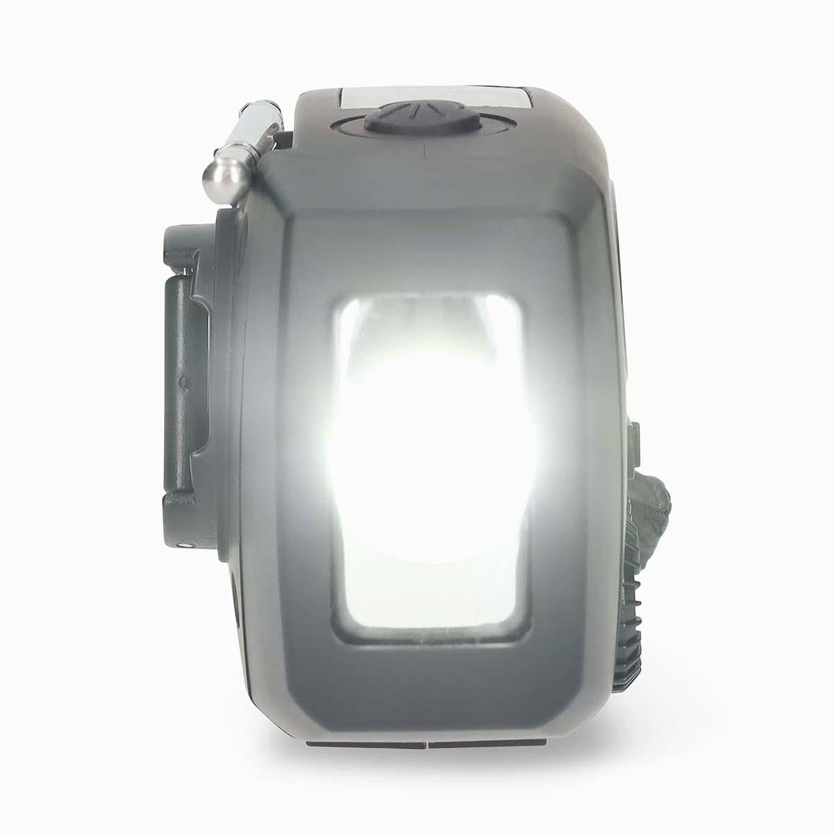 Nödradio Nedis portabel DAB/FM i svart med ljus och knappar