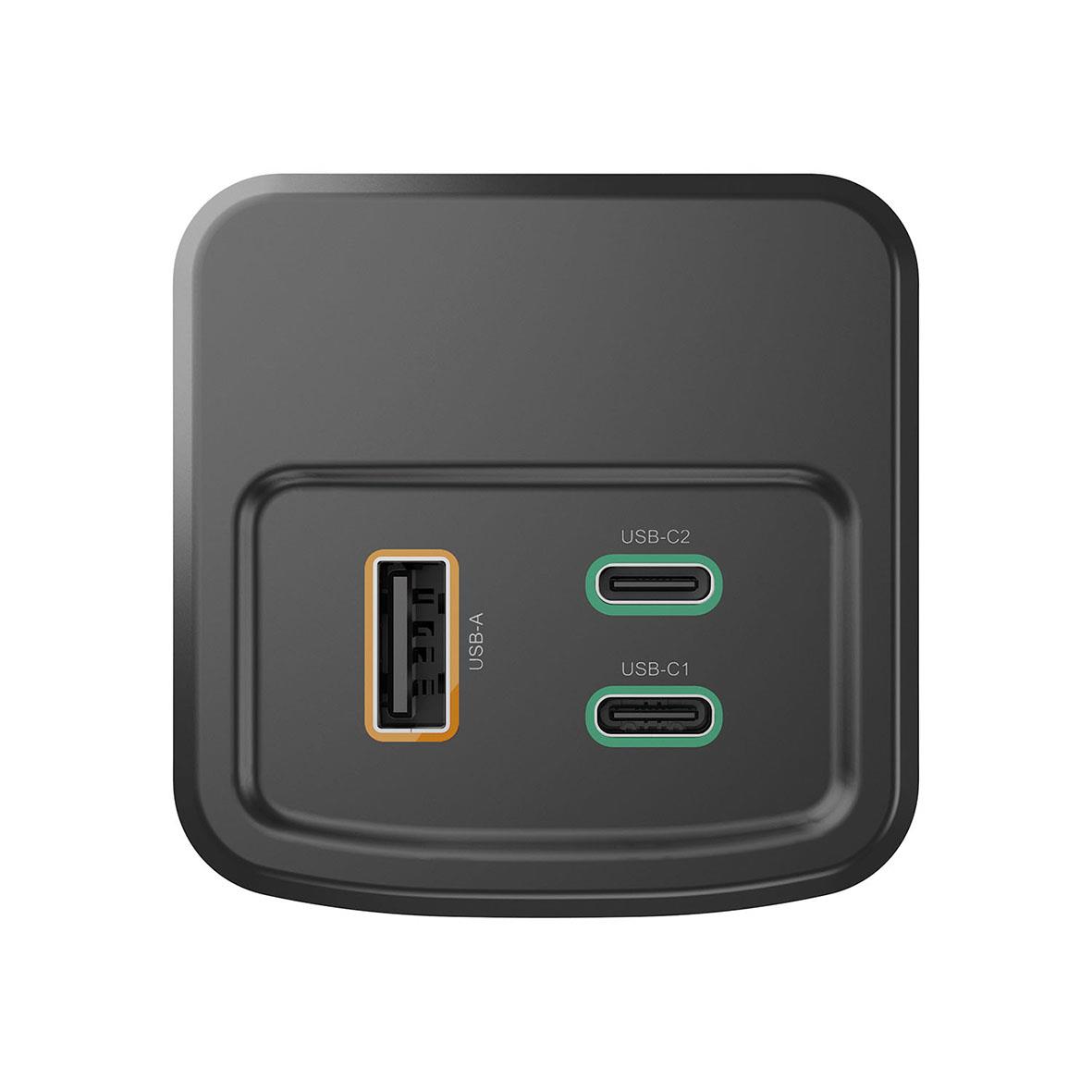 En svart laddare med tre USB-portar, en USB-A och två USB-C, mot en vit bakgrund