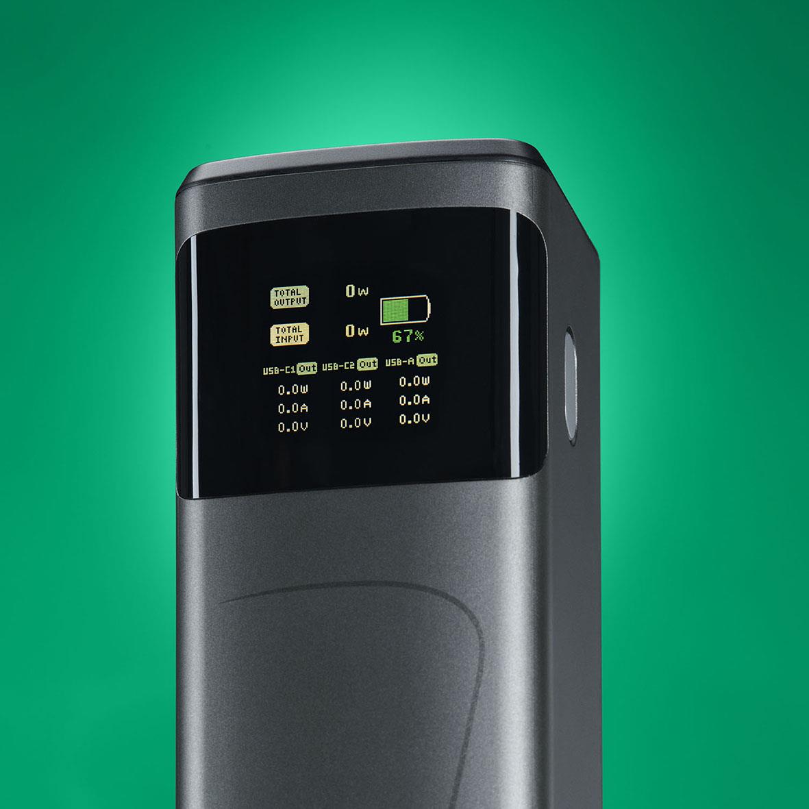 En modern elektronisk enhet med digital display mot en grön bakgrund