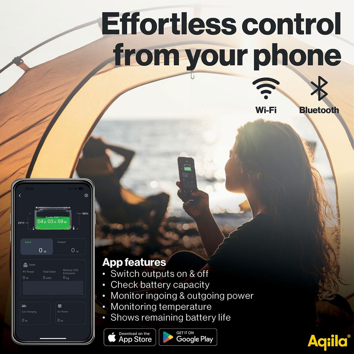 Kvinna använder telefon för att kontrollera Powerstation Aqiila Powerbird S1000v2 med Wi-Fi och Bluetooth, utomhus vid solnedgång.