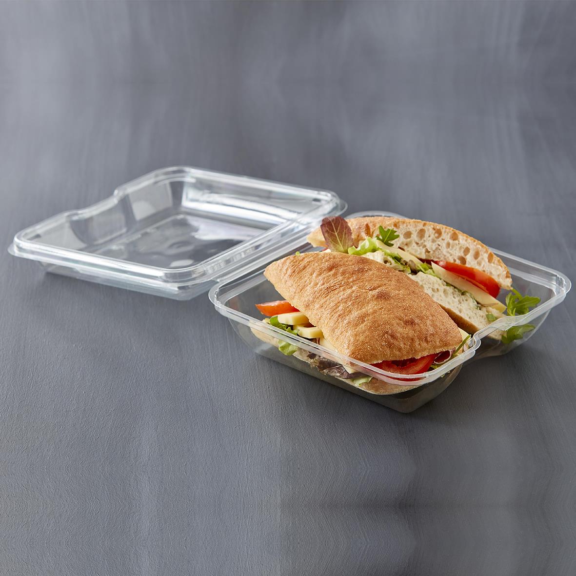 Plastform med lock för matförvaring, klar RPET, 180x180x60mm, 825ml, med ett smörgås i