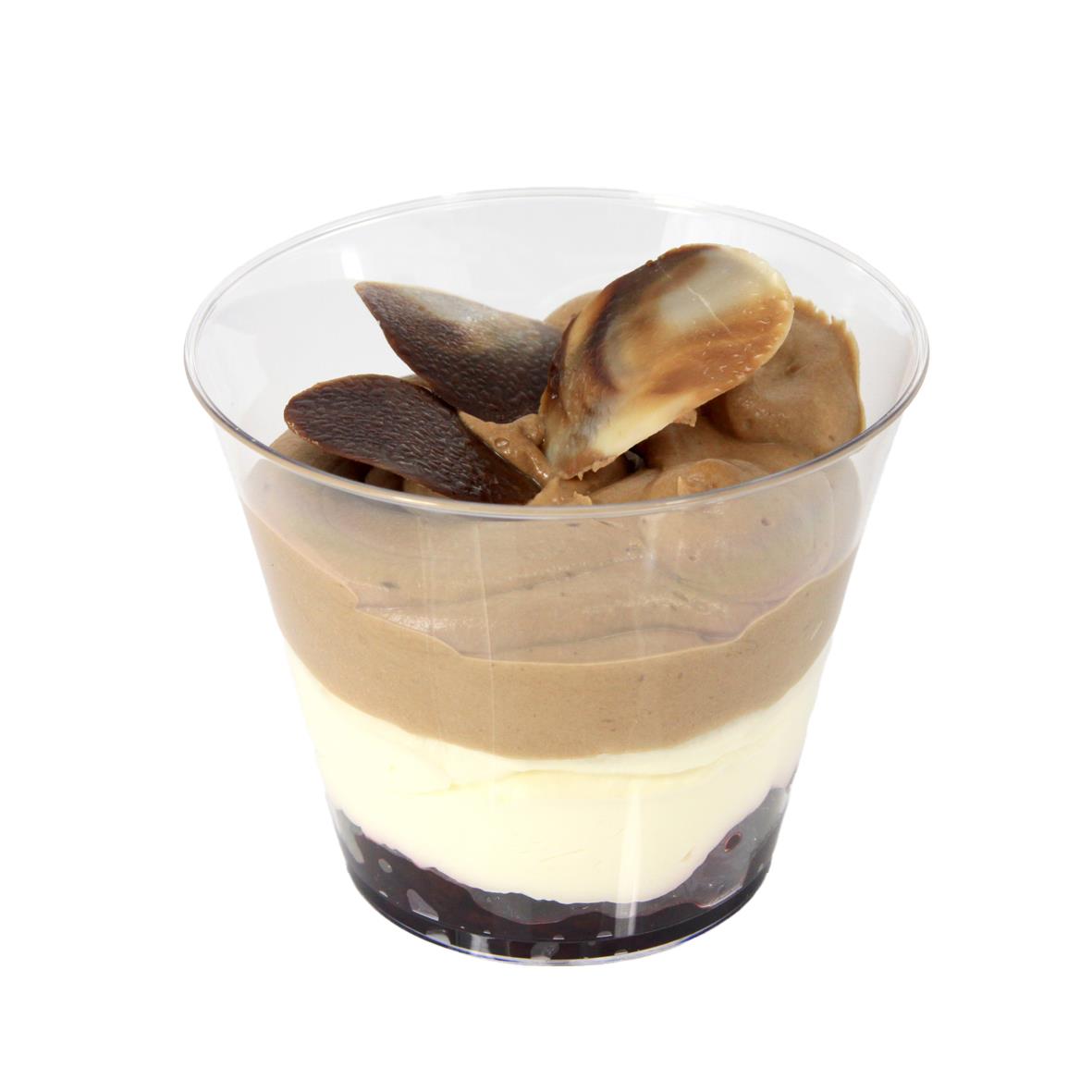 Klar dessertbägare med flera lager av choklad, vanilj och bär, toppad med chokladdekorationer