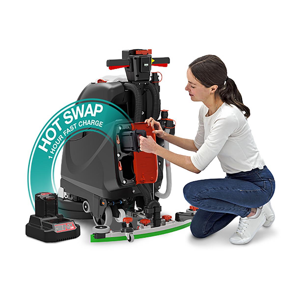 Kombiskurmaskin Numatic TTB3045NXUB 450mm, person som justerar maskinen, exkl batteri, med 'HOT SWAP' ikon