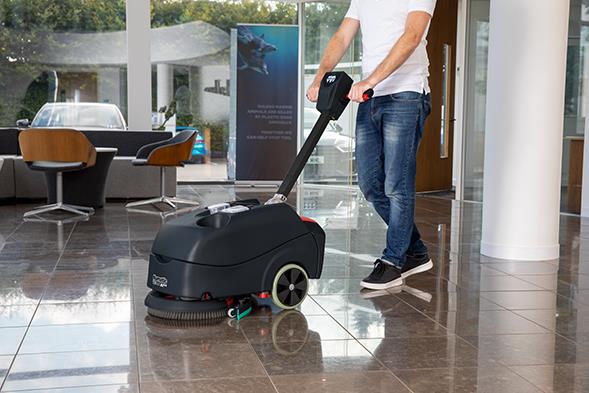 Kombiskurmaskin Numatic TTB1840NXUB används på golvet i ett inomhusmiljö
