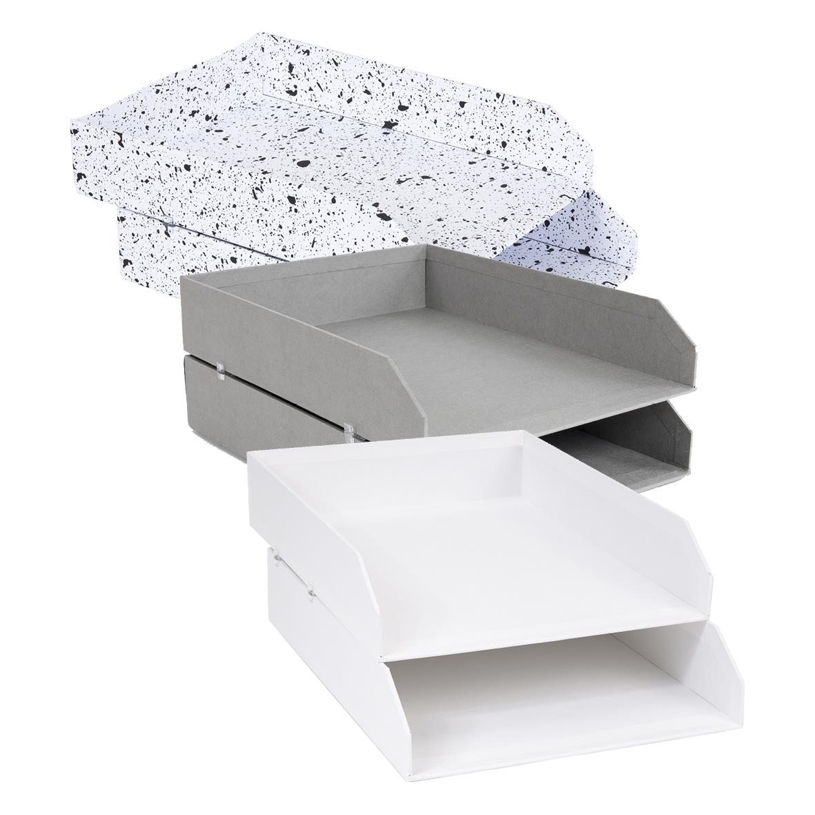 Tre brevkorgar i olika färger och material, inklusive en vit, en grå och en med svart och vit mönster