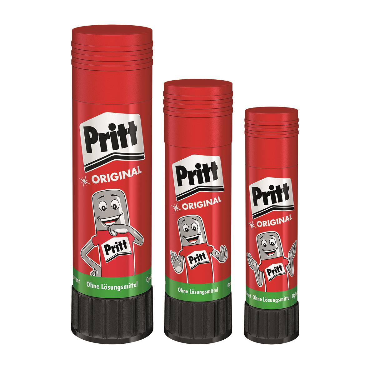 Tre limstift Pritt Original i olika storlekar med röd kropp och svart botten, med Pritt-etikett och en tecknad karaktär