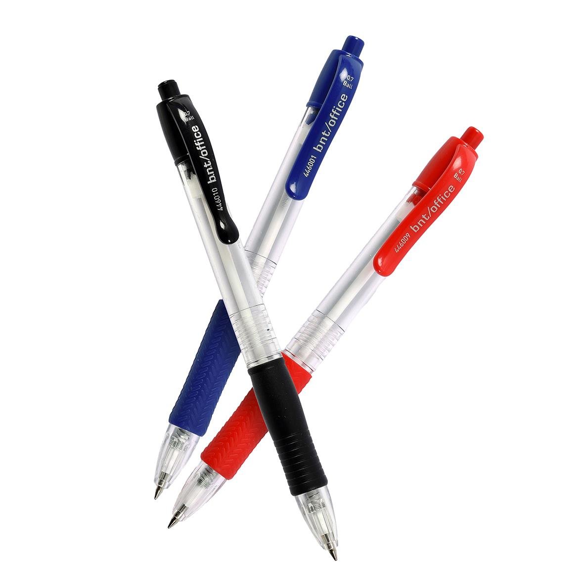 Tre kulspetspennor i svart, blå och röd färg med 0,7 mm spets