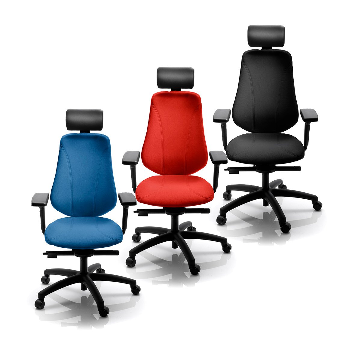 Tre kontorsstolar i blå, röd och svart med justerbara armstöd och hjul