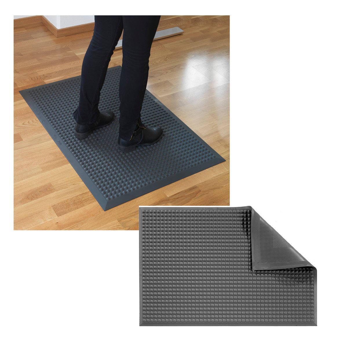 Person står på en svart arbetsplatsmatta av gummi med textur, placerad på ett trägolv, använd för yoga eller arbetsmiljö.