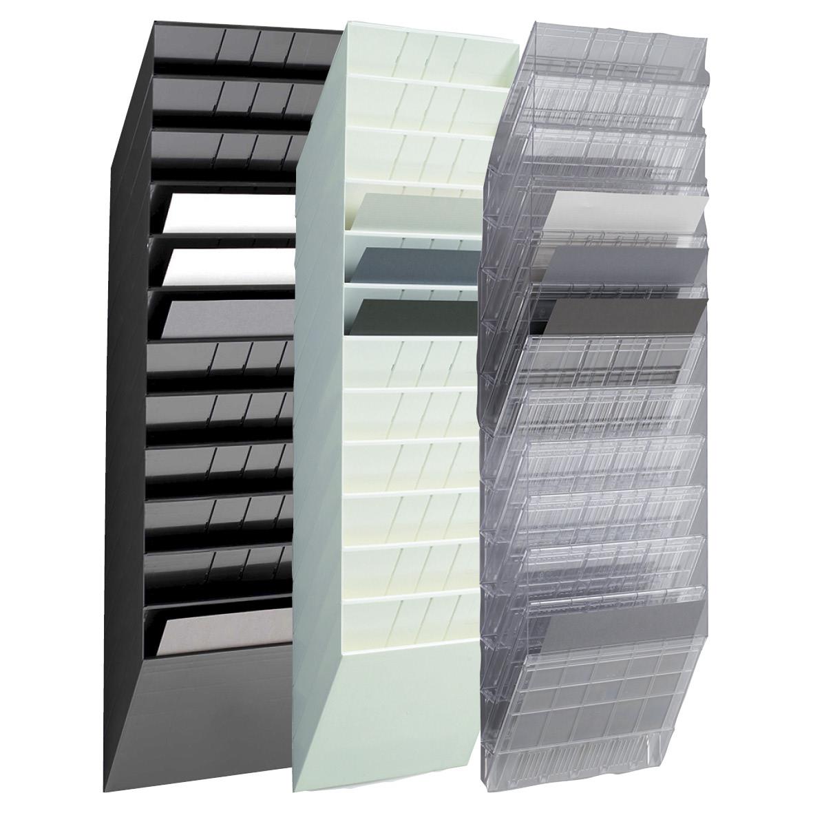 Tre olika färgade fack för dokumentförvaring, svart, vit och transparent, i A4 liggande format