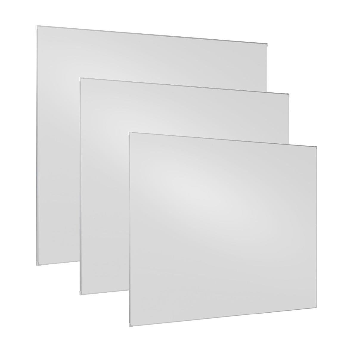 Tre vita whiteboardtavlor med emaljerad ram, staplade på varandra