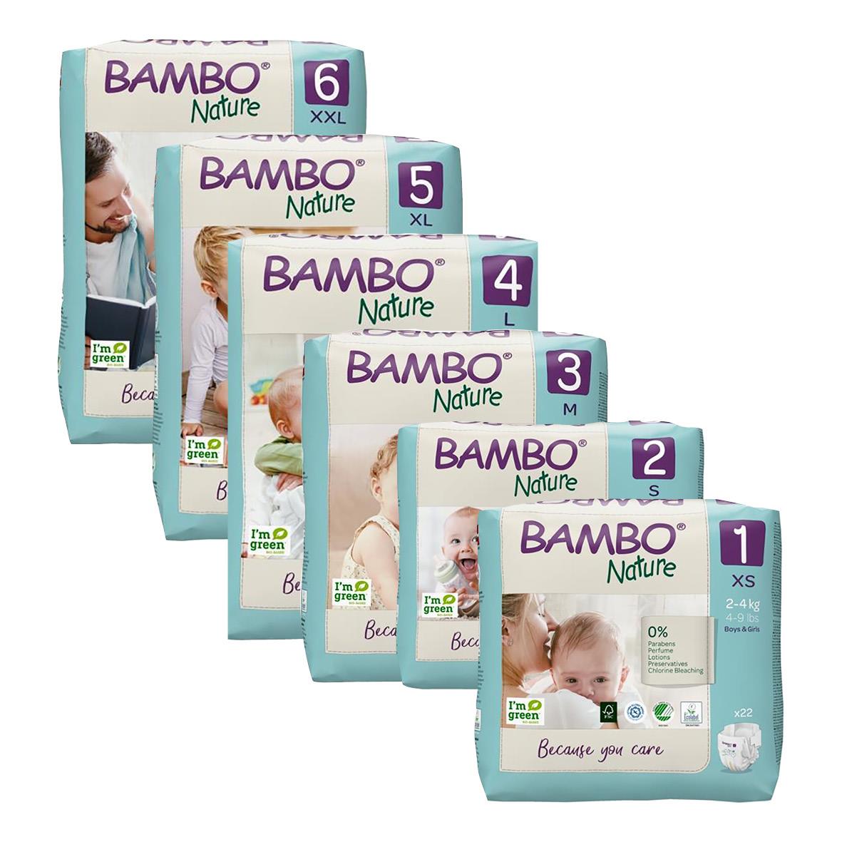 Bambonature blöjor i olika storlekar staplade, för bebisar och små barn