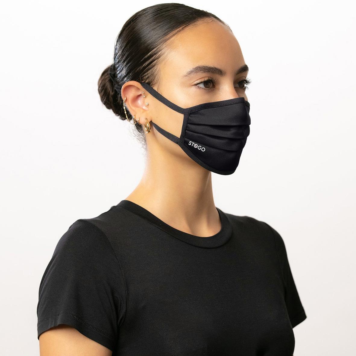 Kvinna bär svart munskydd Stogo Waves ViralOff mot virus