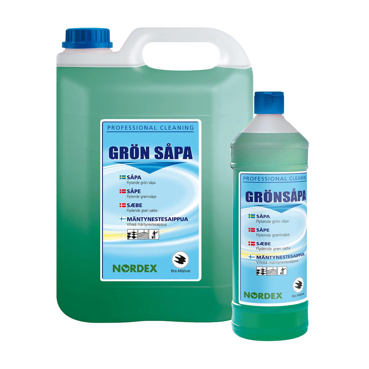 Två gröna rengöringsflaskor av Nordex Grönsåpa, en stor och en liten, med blå lock och etikett