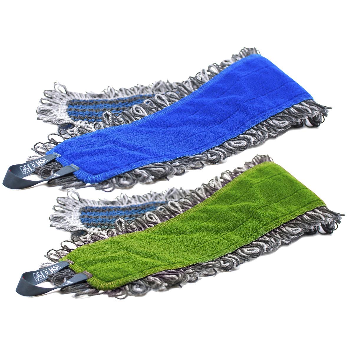 Två kombimoppar, en blå och en grön, med mikrofiber och skrapsida för rengöring av golv