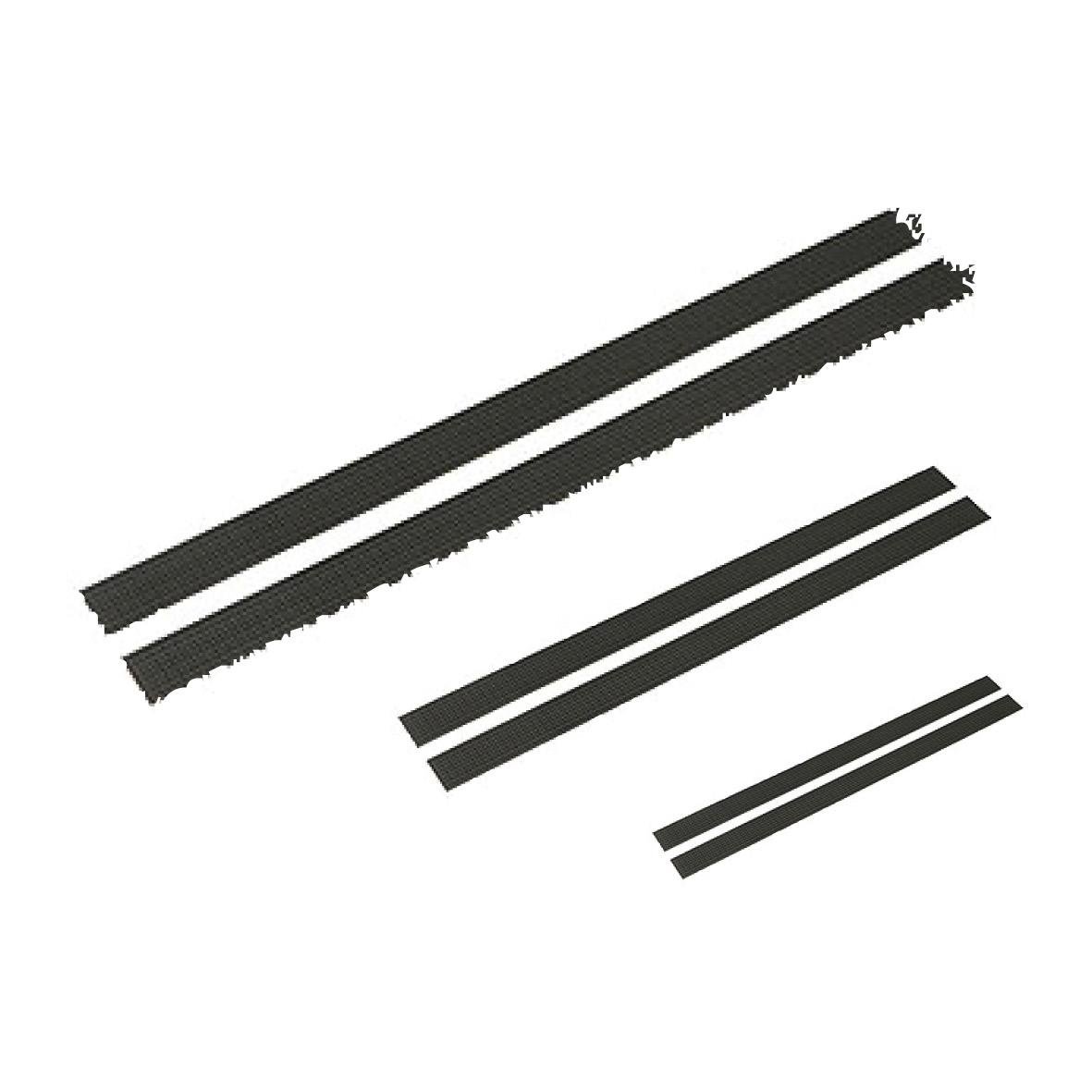 Fyra svarta kardborrestrips av olika längder och bredder