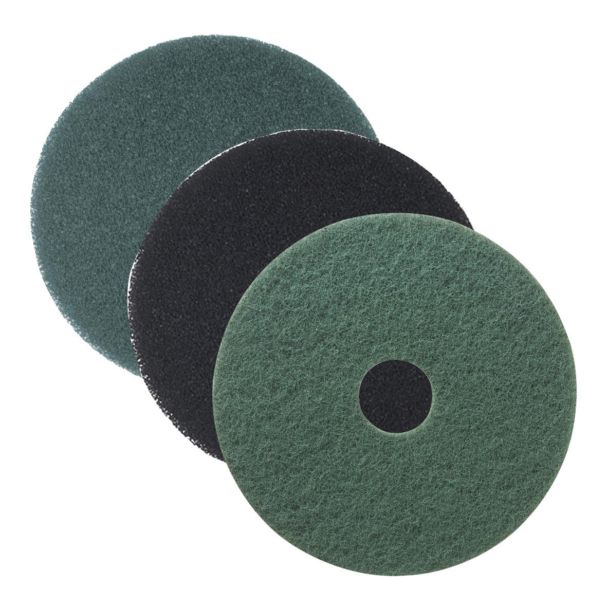 Tre skurborstar i olika färger och storlekar för rengöring