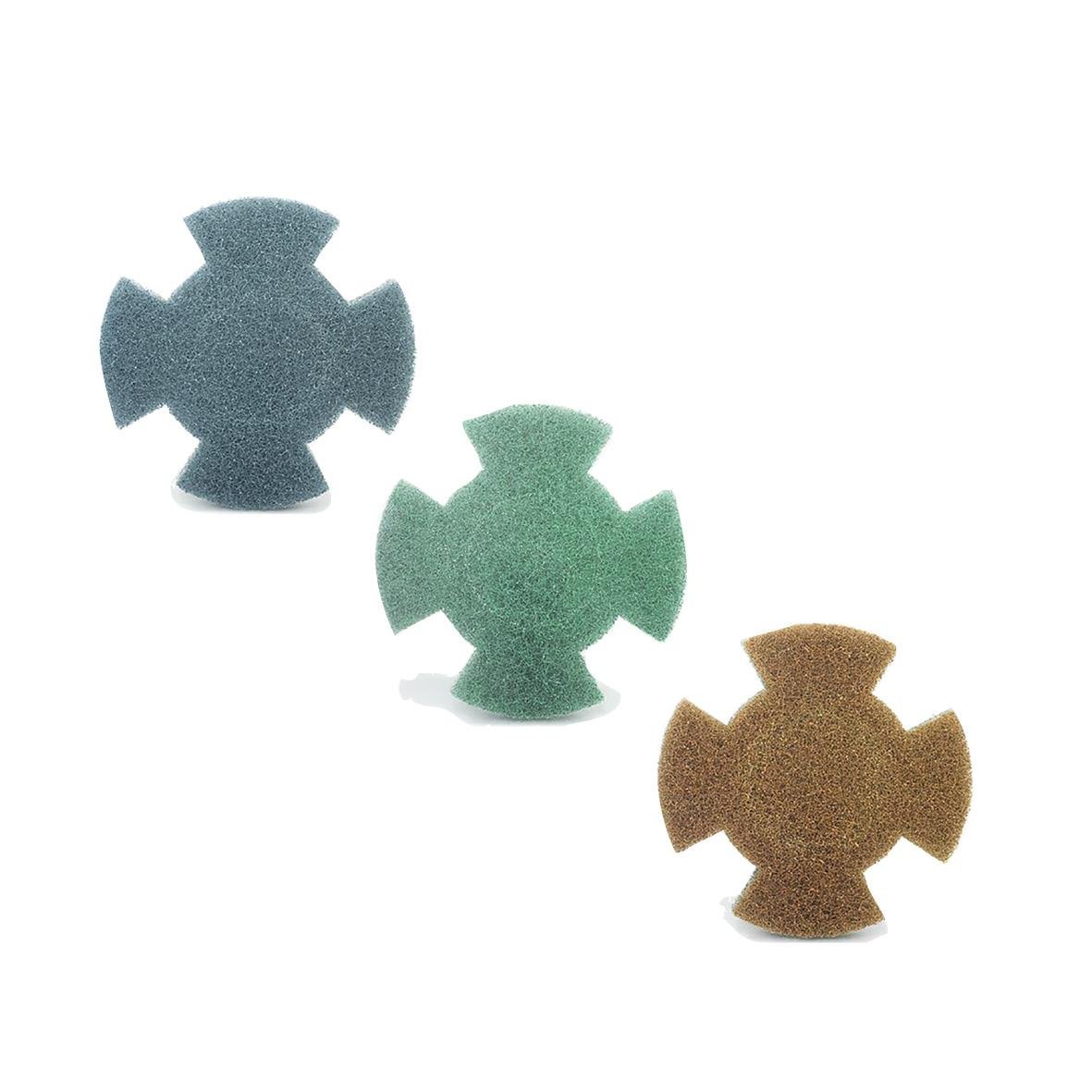 Tre skurborstar i olika färger och storlekar för rengöring