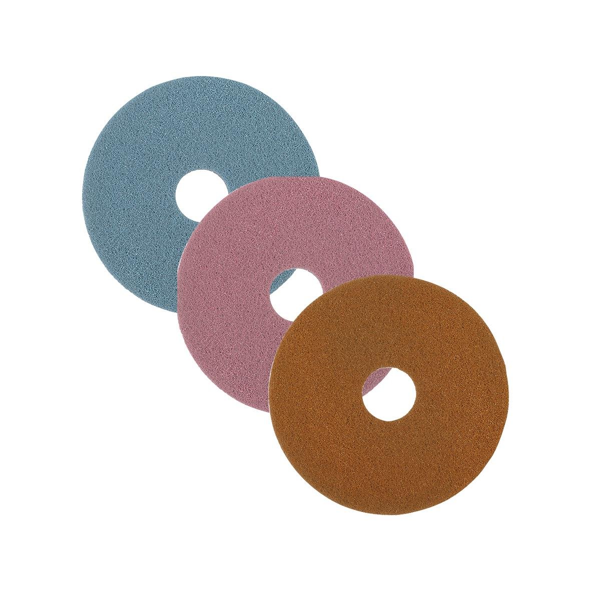 Tre färgade sandpapperrullar i blått, rosa och brunt