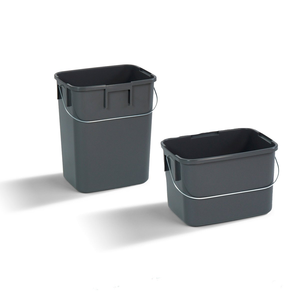 Två svarta avfallshinkar för källsortering med handtag