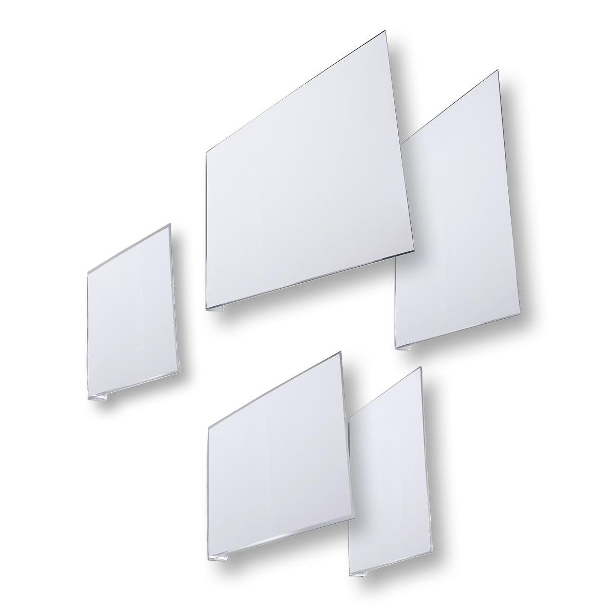 Två vita skärmar eller skyltar i olika storlekar, riktade åt olika håll