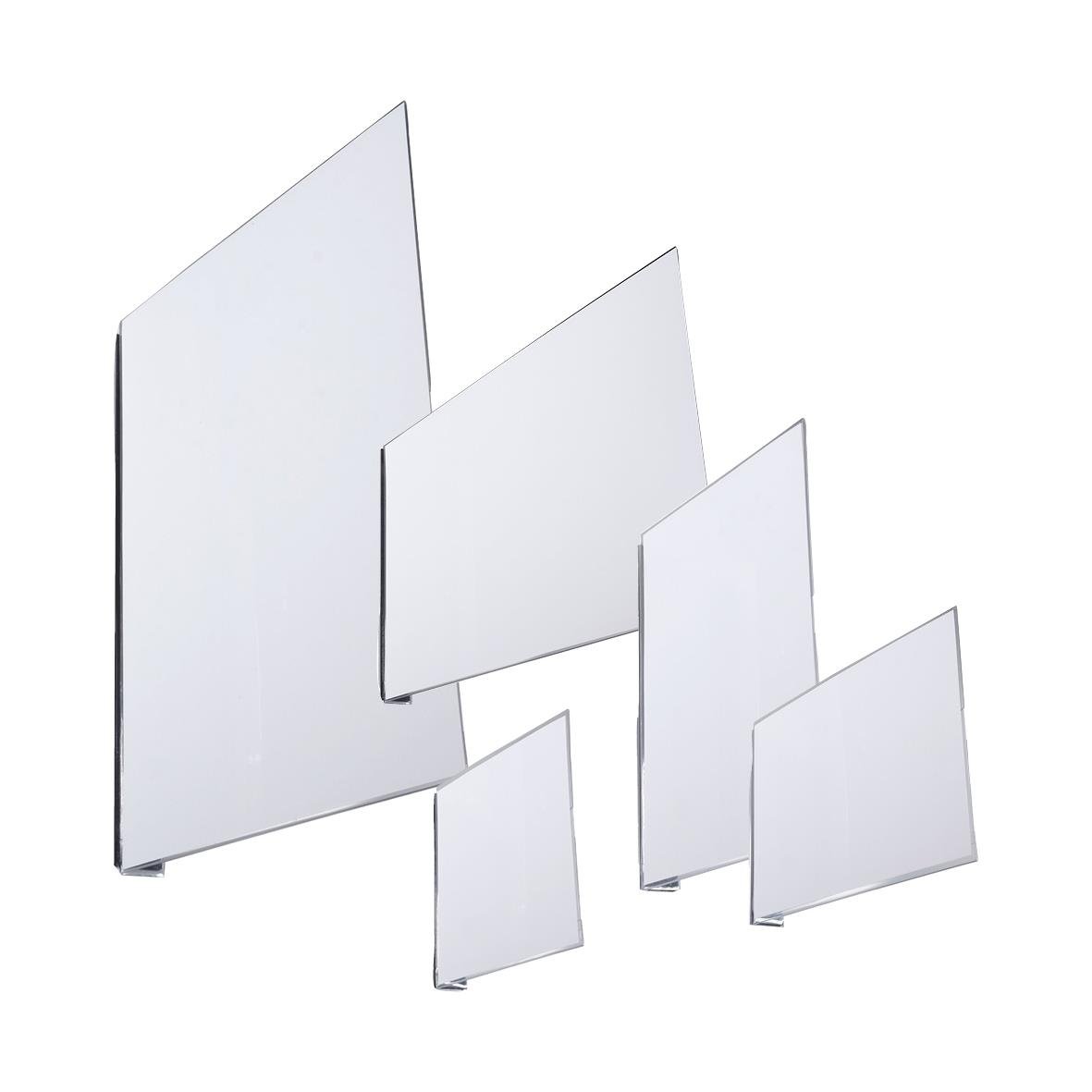 Två vita, triangulära skyltar eller skärmar i olika storlekar, placerade mot varandra