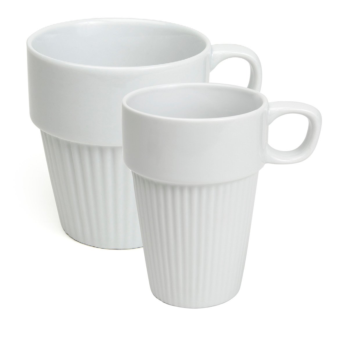 Två vita muggar med ribbad design och handtag, en större och en mindre