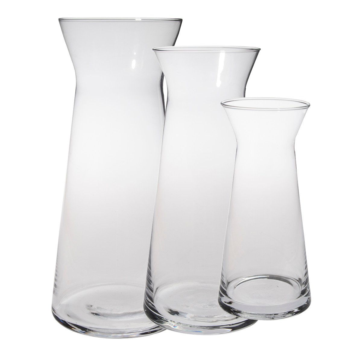 Tre klara glasvaser av olika storlekar med en modern design