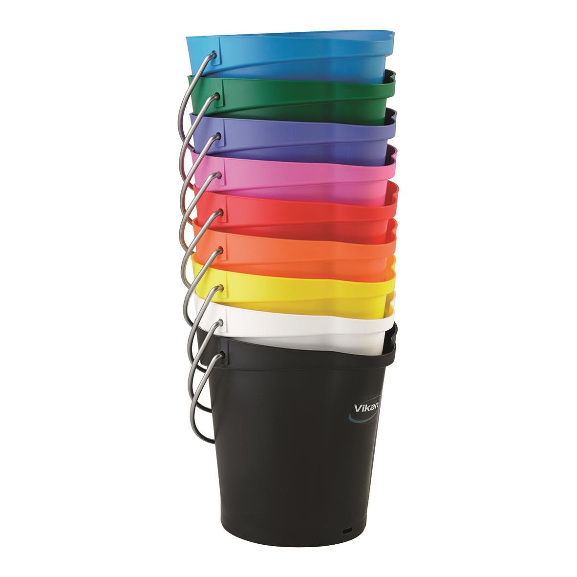 Sju färgglada hinkar staplade, varje med 6-liters kapacitet, i blått, grönt, lila, rosa, rött, orange, gult och svart