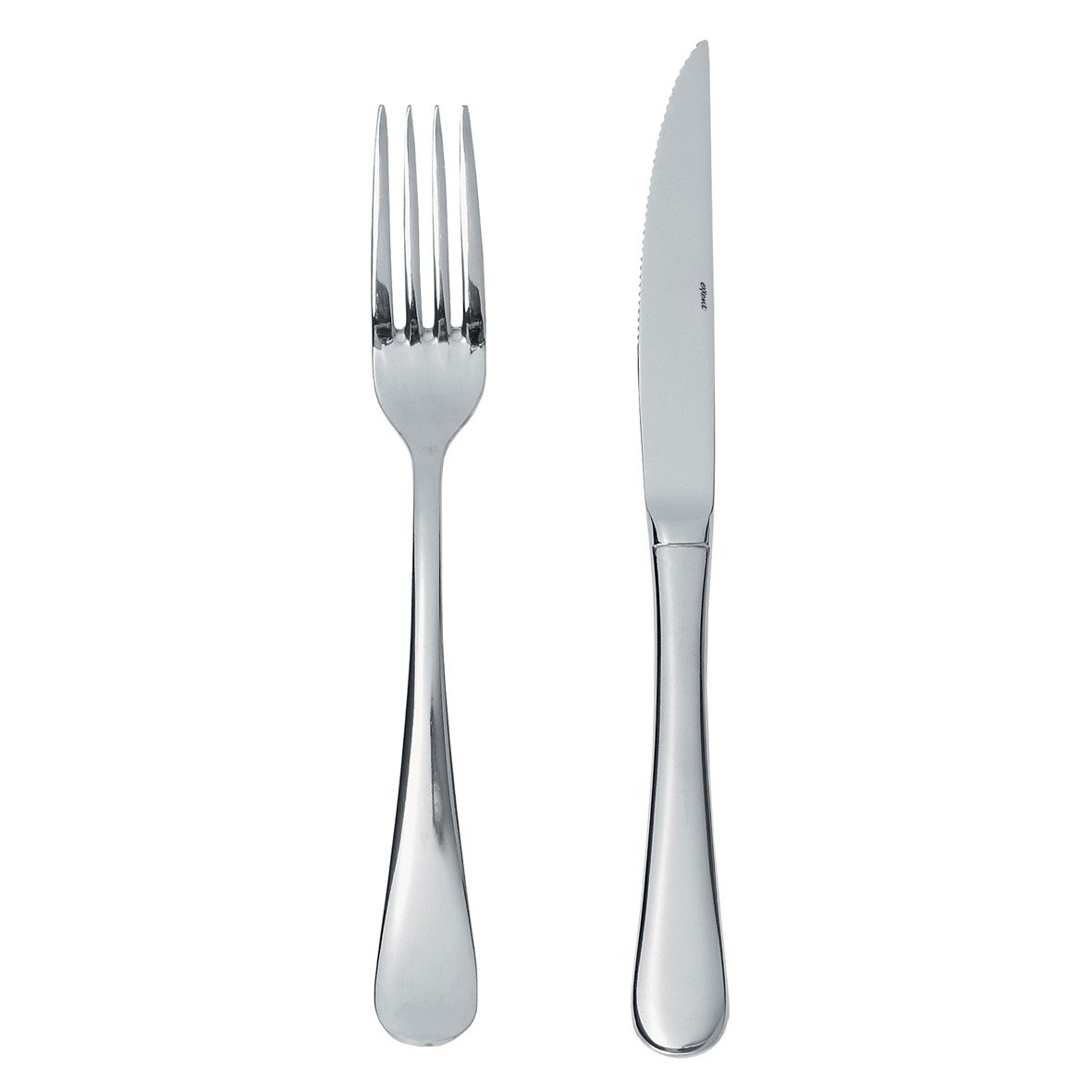 Grillbestick av metall med gaffel och kniv på vit bakgrund