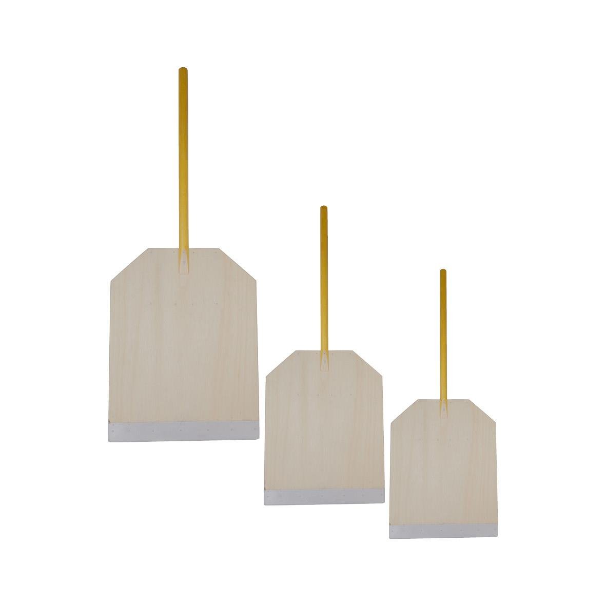 Tre pizzaspadar i olika storlekar med trähandtag och aluminiumkant