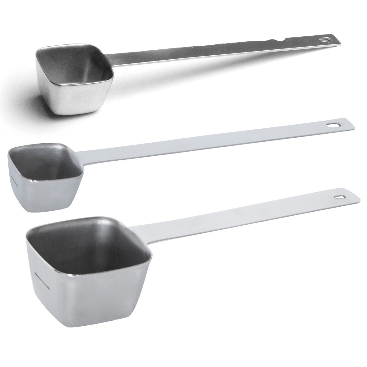 Tre metallmått i olika storlekar med lång handtag