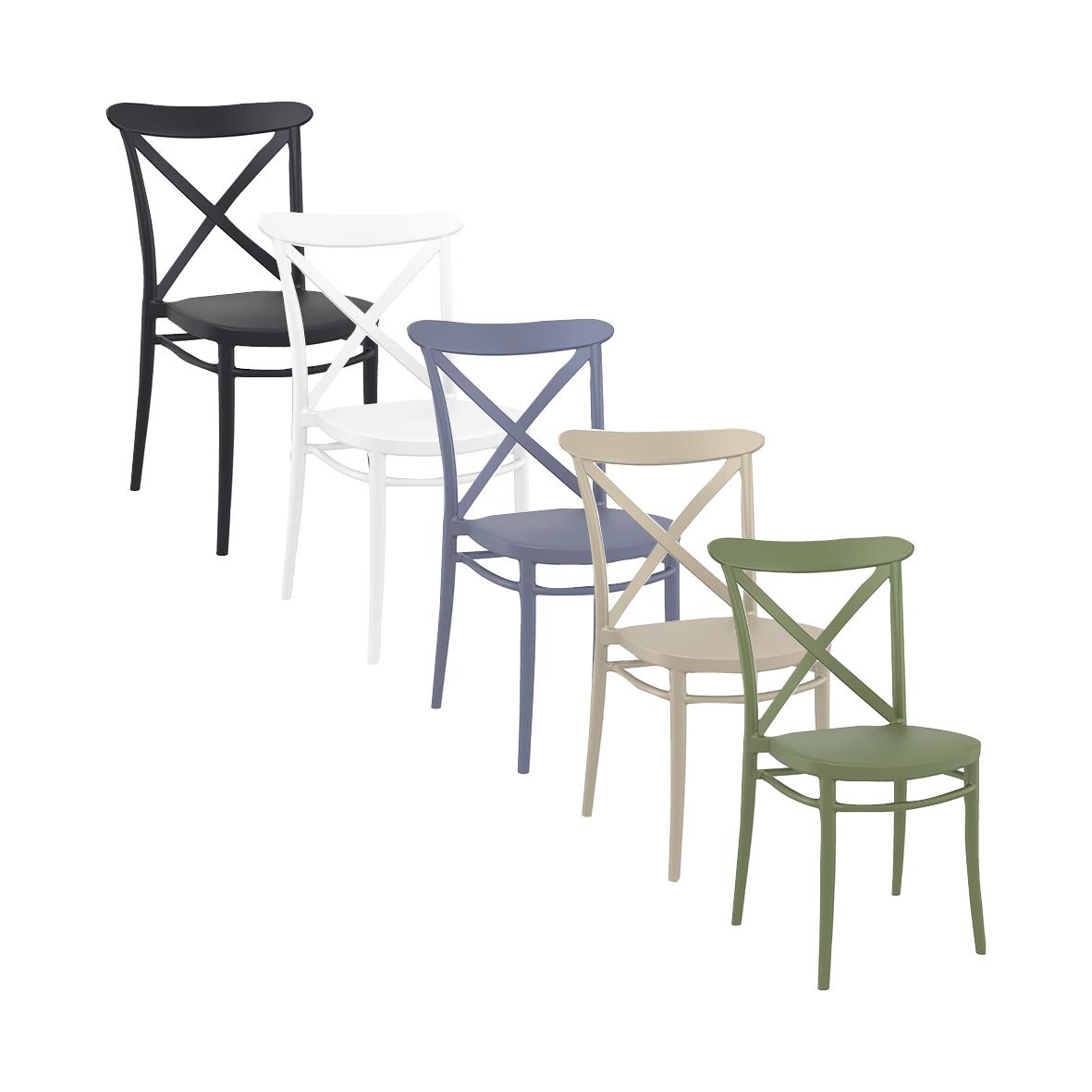 Färgade stapelbara plaststolar i svart, vitt, blått, beige och grönt