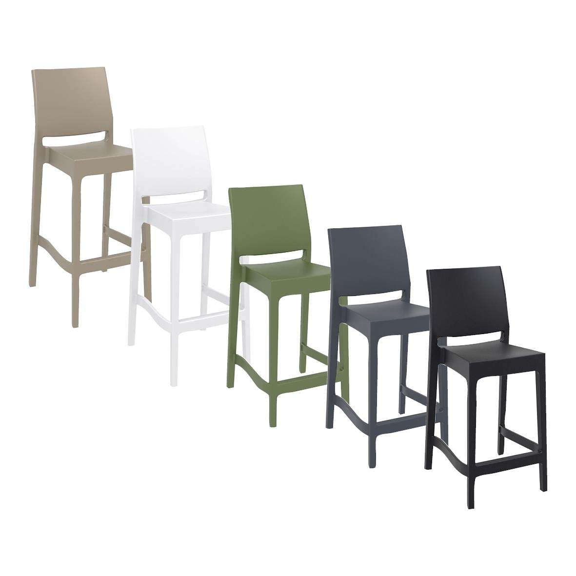 Fem olika färgade barstolar i beige, vitt, grönt, mörkgrått och svart