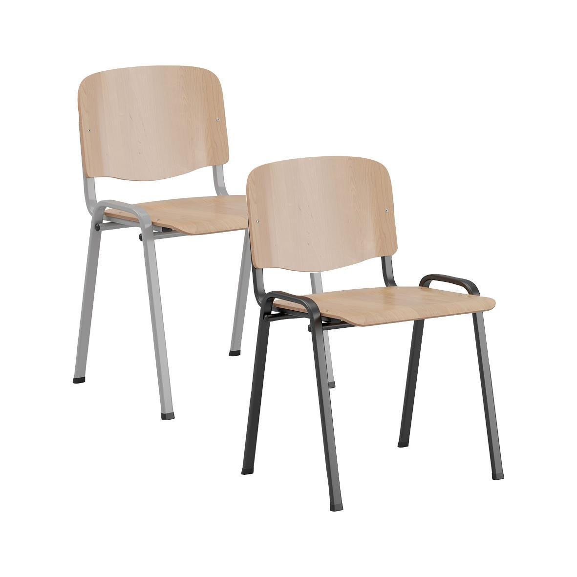 Två stapelbara trästolar med metallram, en i ljus björk och en i svart metall