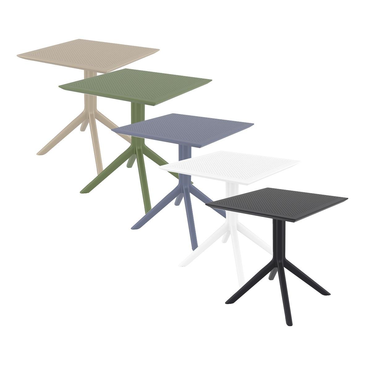 Fem cafébord i olika färger med rund topp och trebenig bas