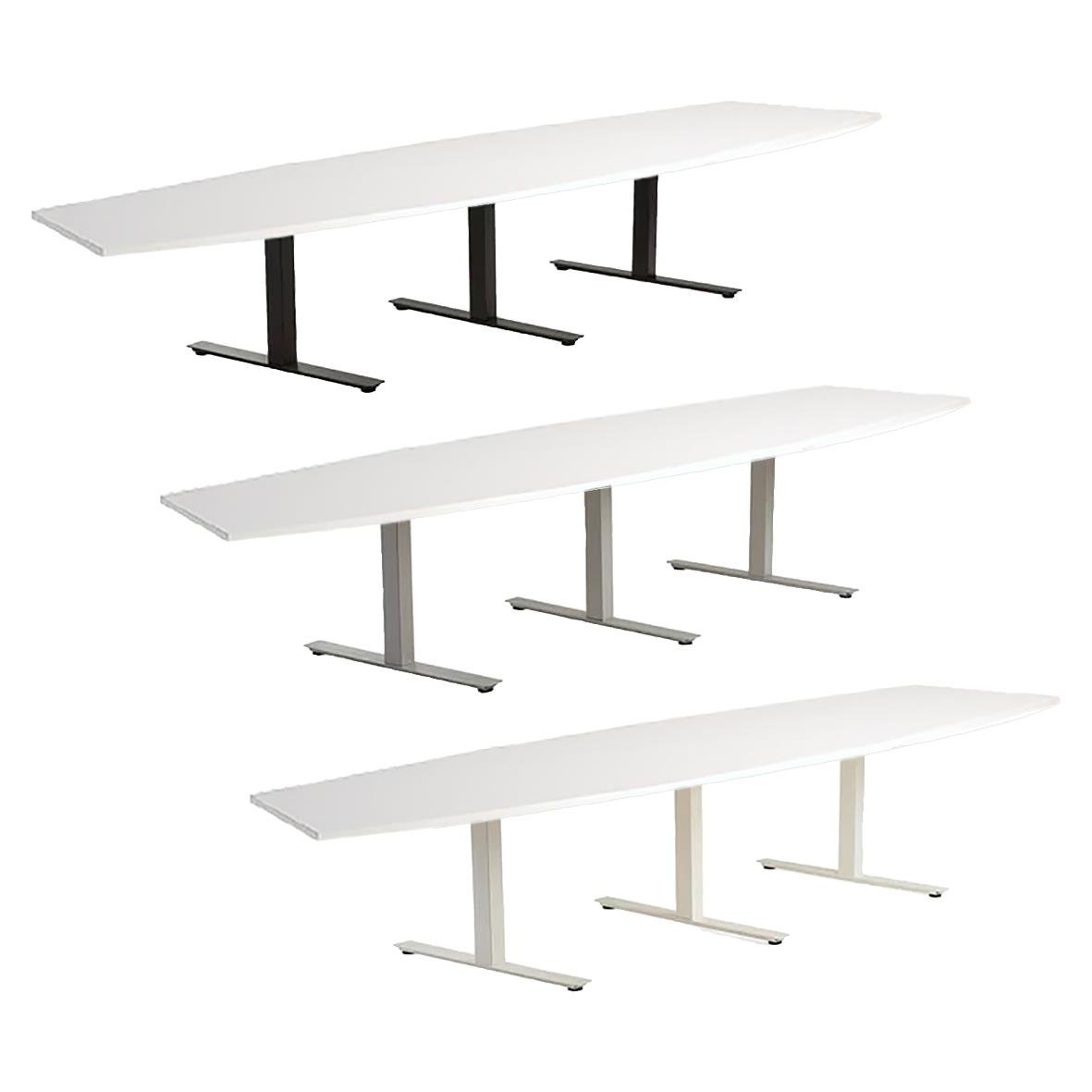 Konferensbord i vitlaminat med tre olika benställningar, storlek 4200x1200/800