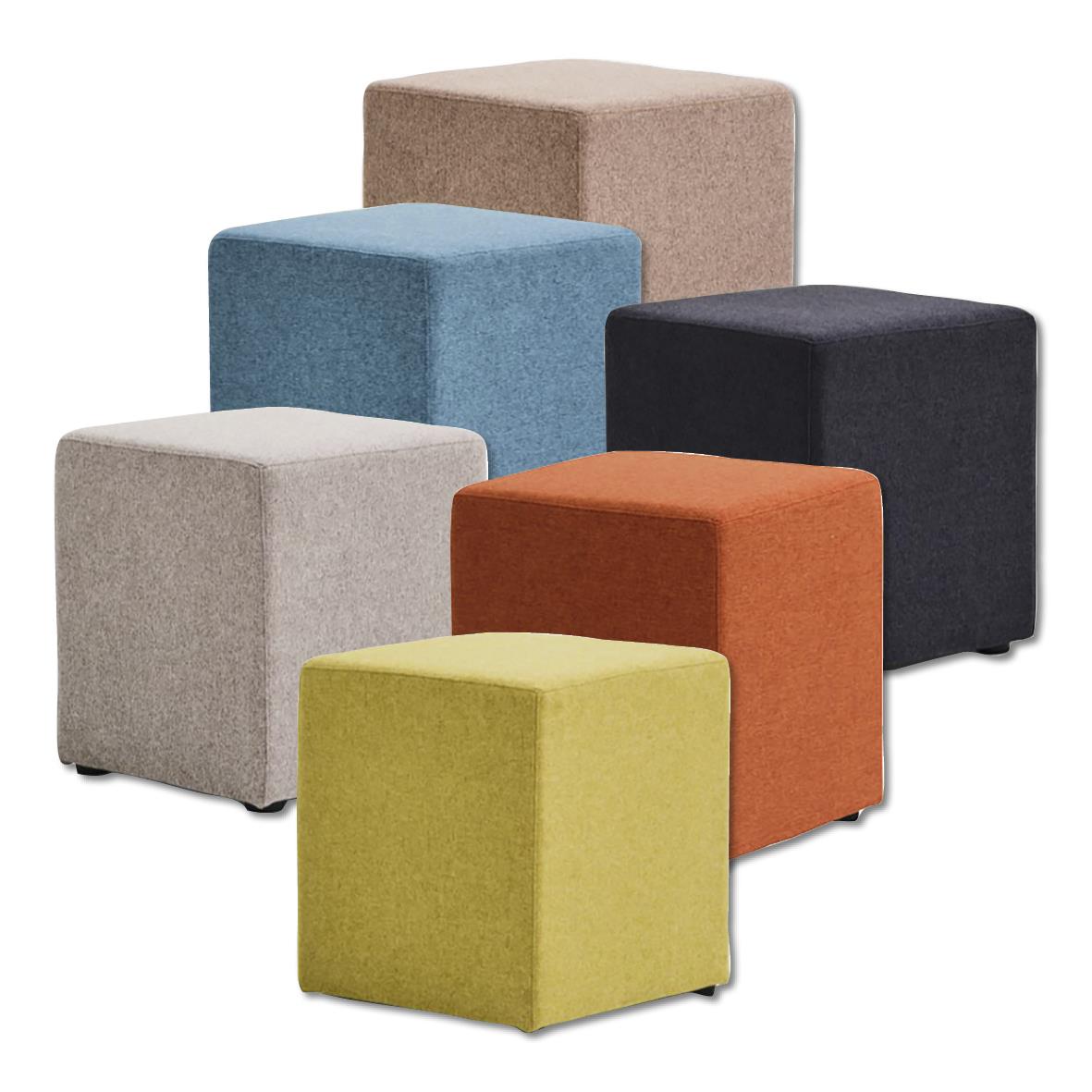 Färgglada puffar i beige, blå, svart, grå, orange och gul, staplade på varandra