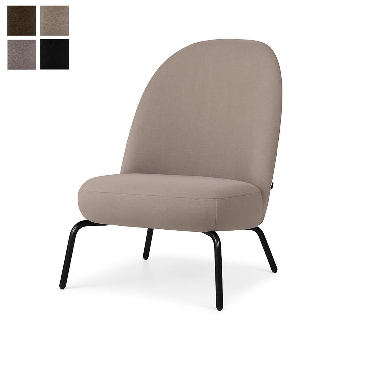 Modern beige fåtölj med svarta ben och rundad rygg