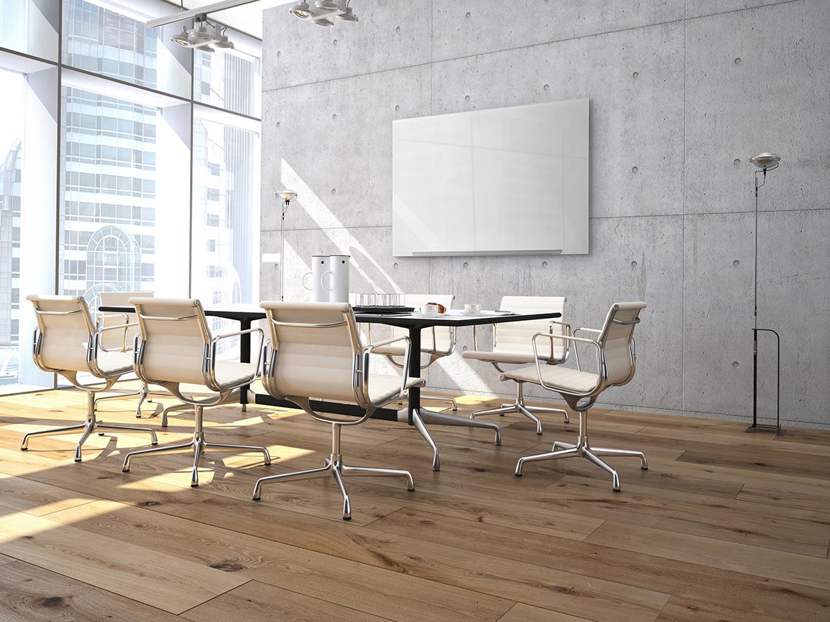 Glastavla Nobo Pro 31 tum i ett modernt konferensrum med stora fönster och trägolv