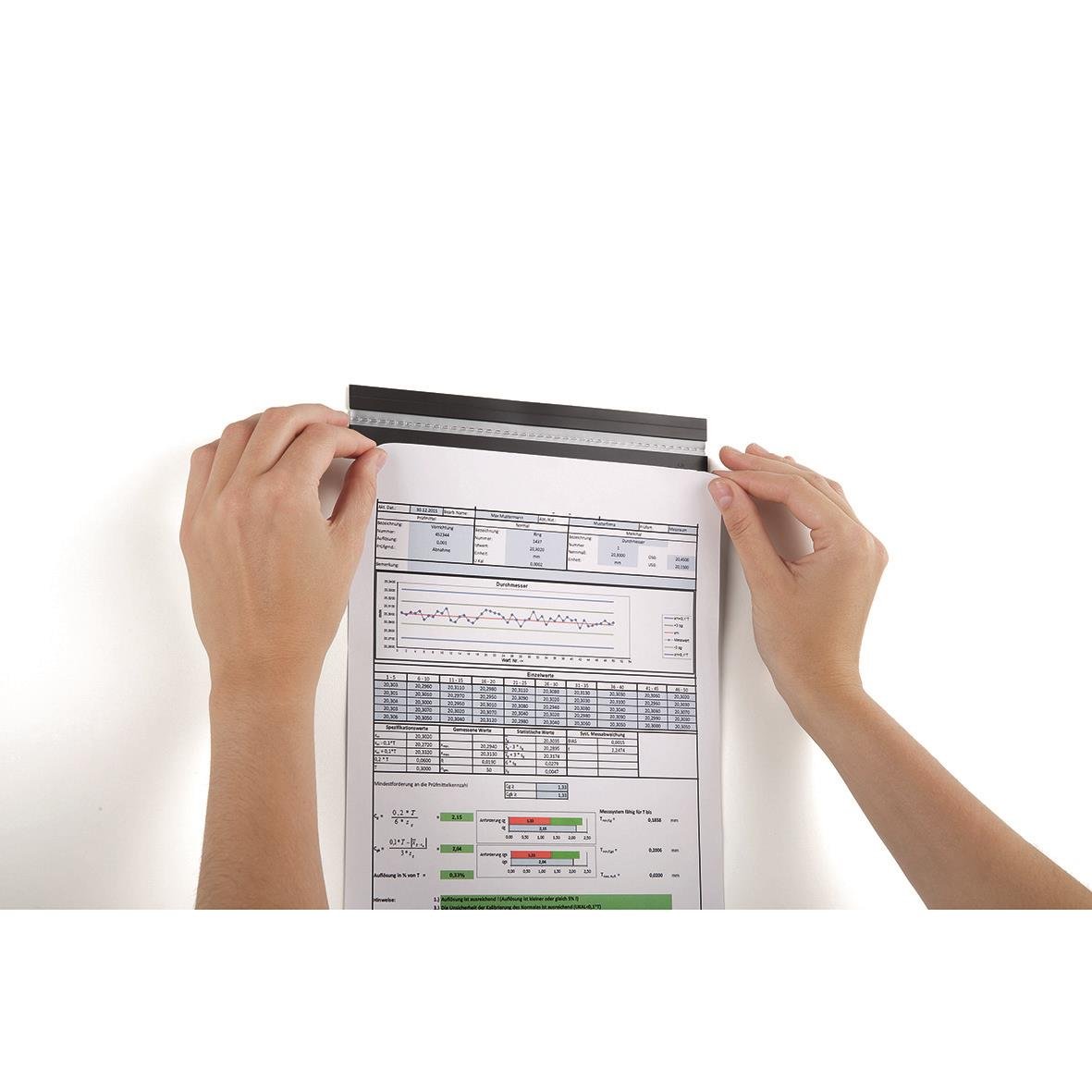 Person som håller i ett magnetband med längd 5 meter, används för mätning eller dataregistrering