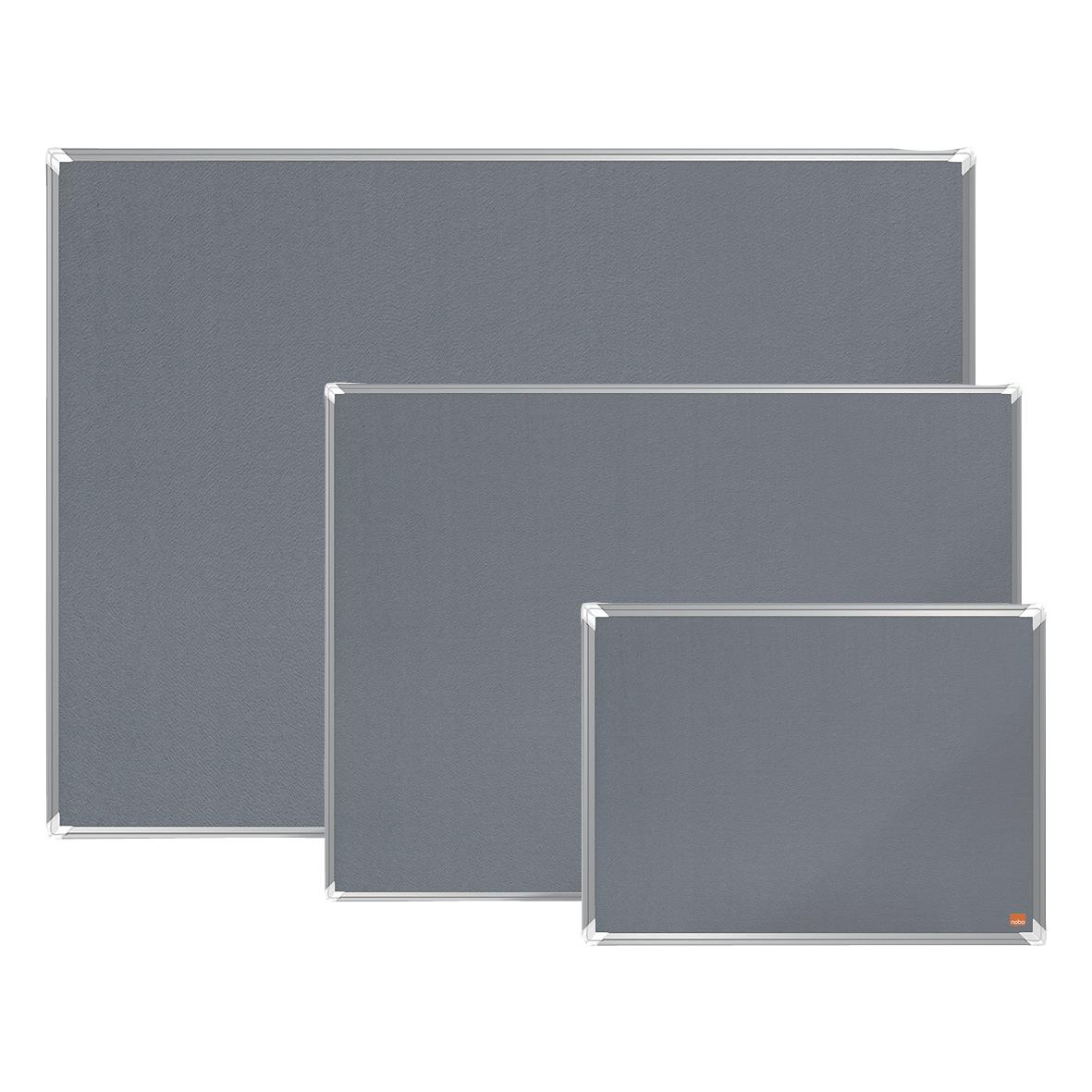 Tre anslagstavlor i olika storlekar med grå filt och vita ramar