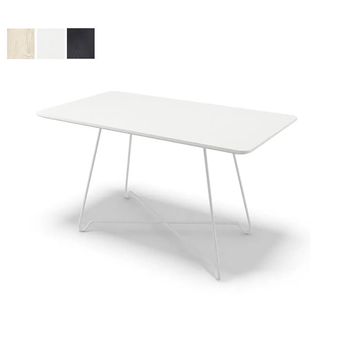 Vitt bord med släta kanter och tre smala metallben