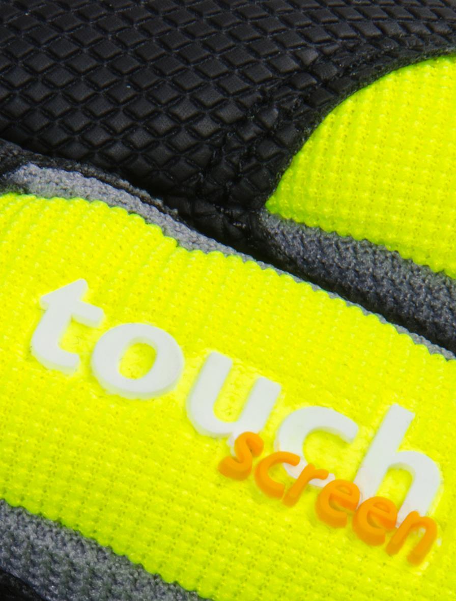 Närbild av en svart läderhandske och en högsynlig gul väst med texten touch screen