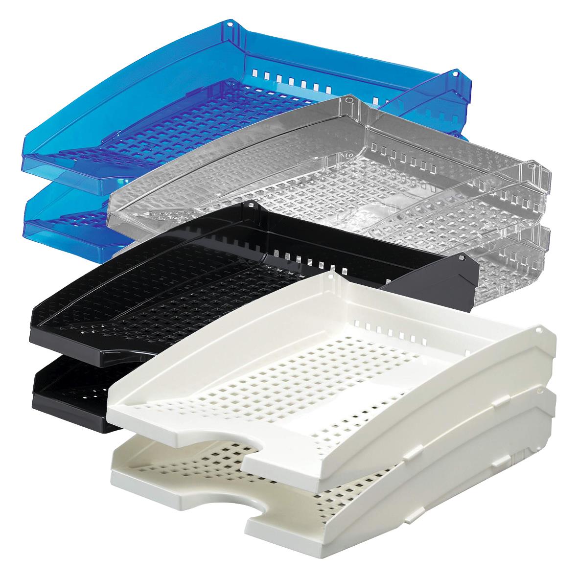 Fyra färgade brevkorgar i blått, transparent, svart och vitt staplade på varandra