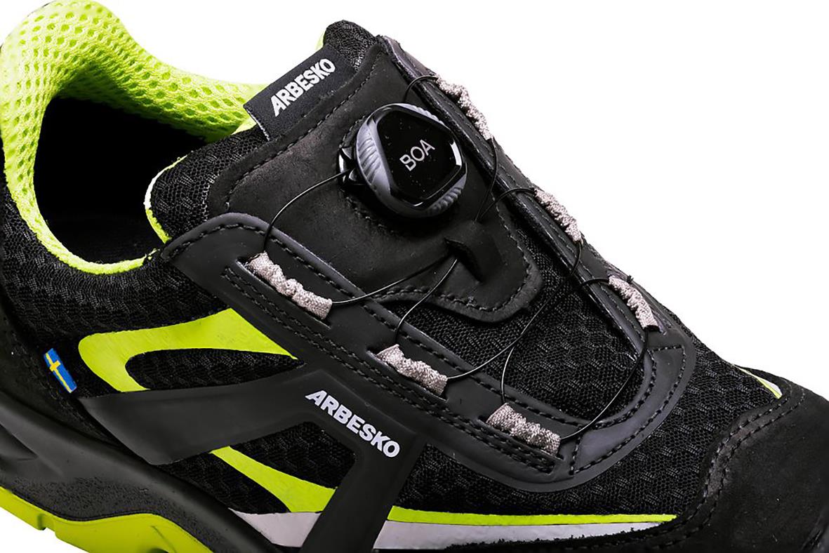 Svart och grönt skyddssko Arbesko Umeå 939 med snabblås och kraftig sula